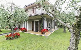 Casa Mary Due - Trilocale Con Giardino Privato A Due Passi Dal Lago
